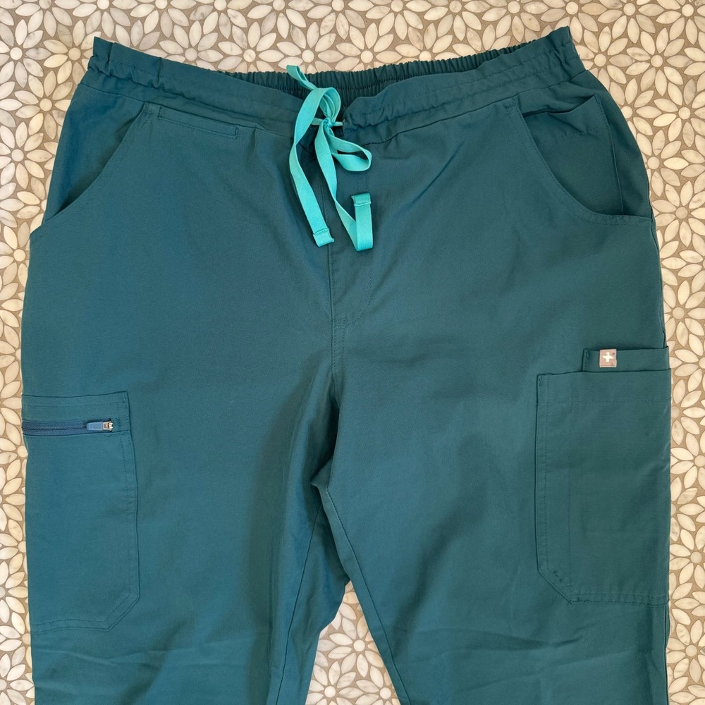 Women's Figs Yola FionLite Skinny Scrub Pants in Caribbean Blue, Size M - Picture 1 of 10